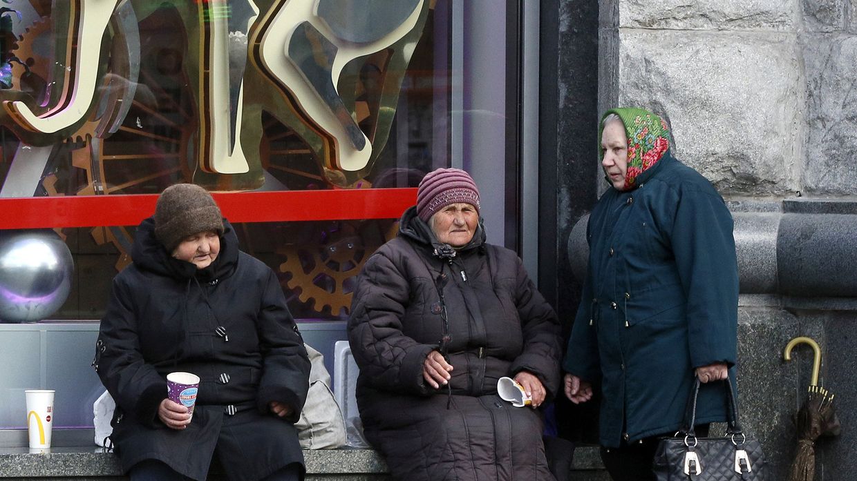 Пожилые женщины попрошайничают в центре Киева