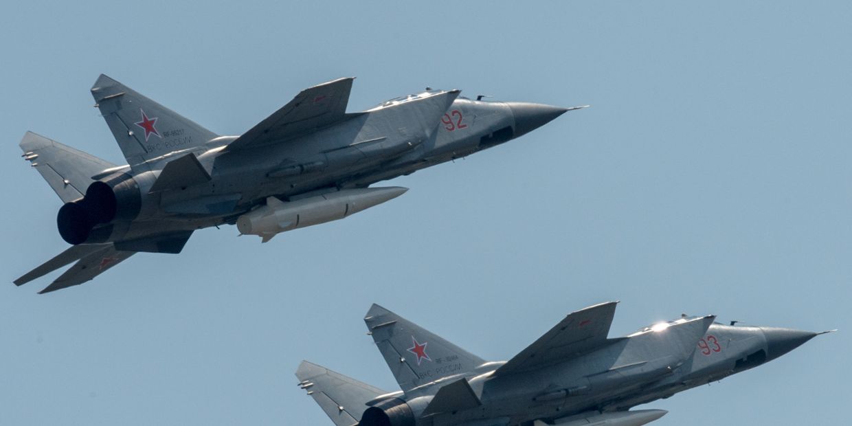 Истребители МиГ-31 с гиперзвуковыми ракетами Кинжал