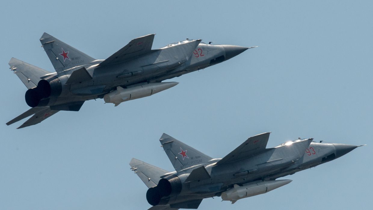 Истребители МиГ-31 с гиперзвуковыми ракетами Кинжал
