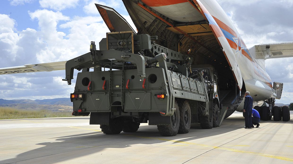 Российский транспортный самолет, перевозящий системы ПВО С-400 в военном аэропорту Муртед под Анкарой, Турция