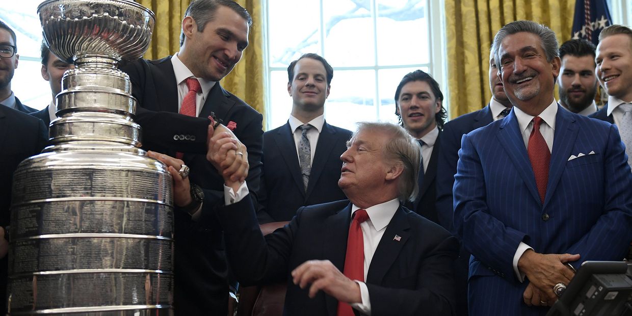 Президент Дональд Трамп пожимает руку Александру Овечкину
