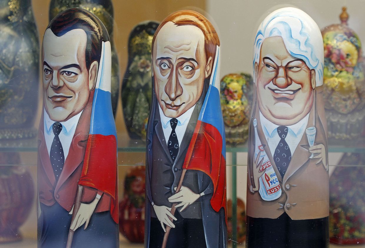 Деревянные матрешки изображающие Дмитрия Медведева, Владимира Путина и Бориса Ельцина Деревянные матрешки изображающие Дмитрия Медведева, Владимира Путина и Бориса Ельцина