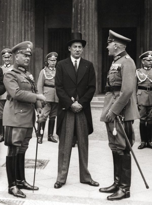 Вернер фон Фрич, Юзеф Бек и Вернер фон Бломберг в Берлине, 1935 год Вернер фон Фрич, Юзеф Бек и Вернер фон Бломберг в Берлине, 1935 год