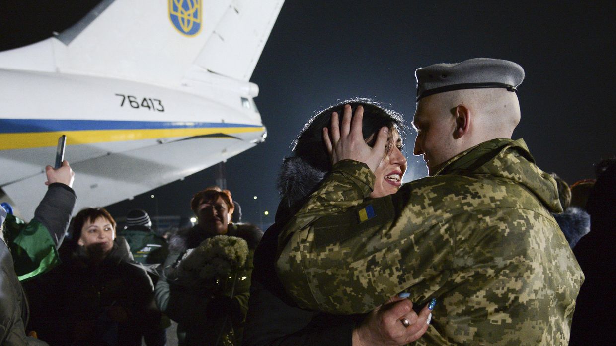 Украинские военнопленные, переданные в результате обмена представителями Донецкой и Луганской народных республик, в аэропорту Борисполь