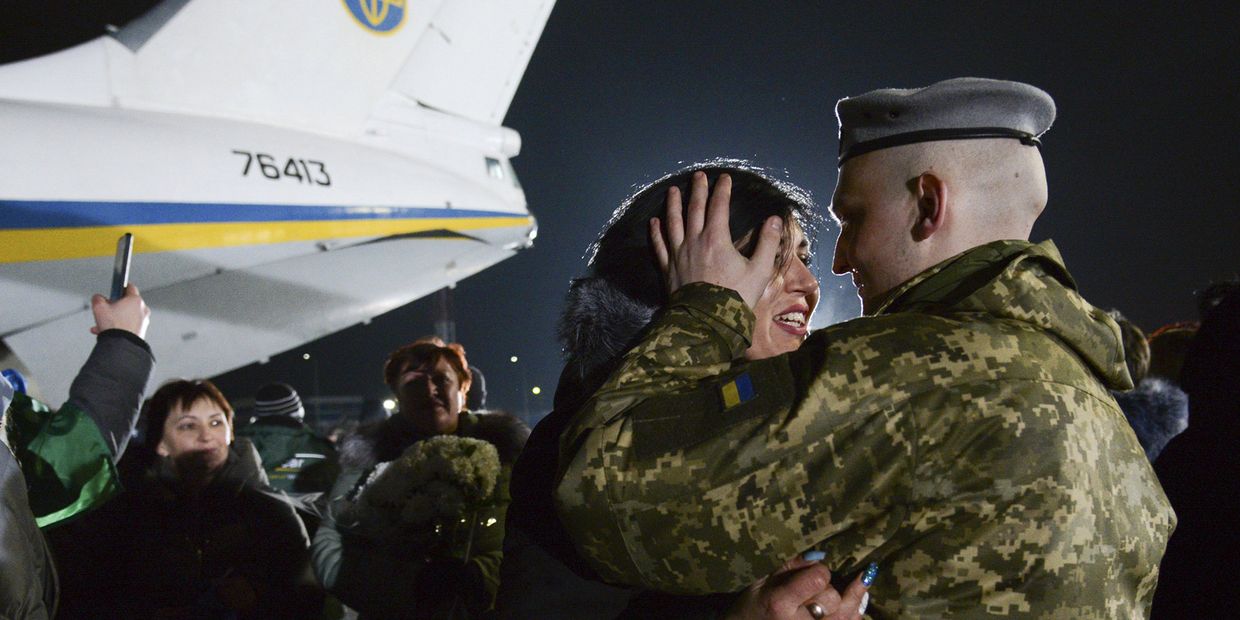 Украинские военнопленные, переданные в результате обмена представителями Донецкой и Луганской народных республик, в аэропорту Борисполь Украинские военнопленные, переданные в результате обмена представителями Донецкой и Луганской народных республик, в аэропорту Борисполь