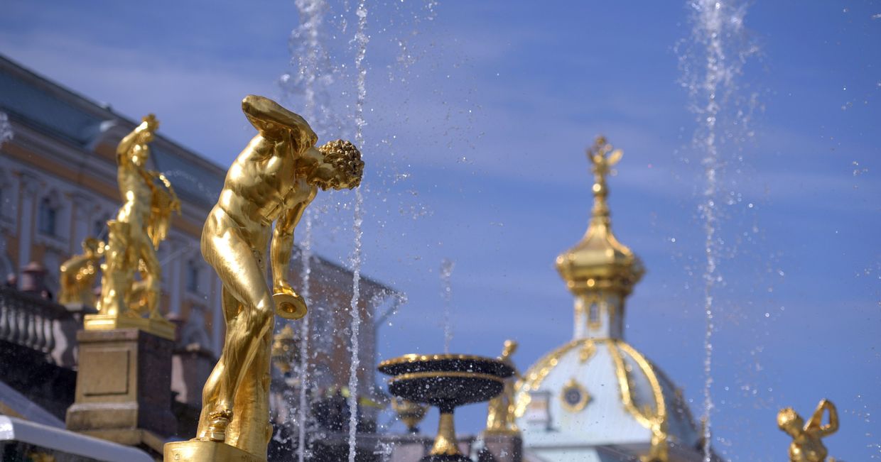 В Петергофе начался сезон фонтанов