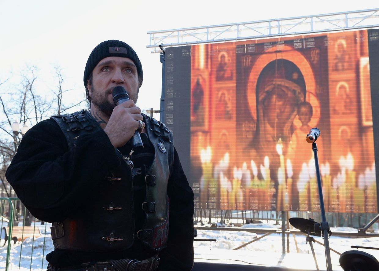 Президент Всероссийского мотоклуба «Ночные волки» Александр Залдостанов на фотовыставке «Лицо американской демократии»