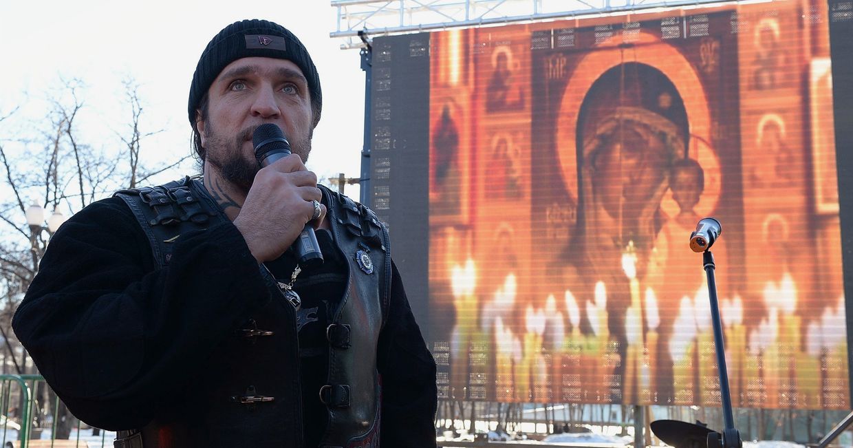 Президент Всероссийского мотоклуба «Ночные волки» Александр Залдостанов на фотовыставке «Лицо американской демократии»