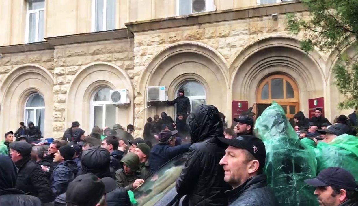 Протестующие штурмуют администрацию президента Абхазии