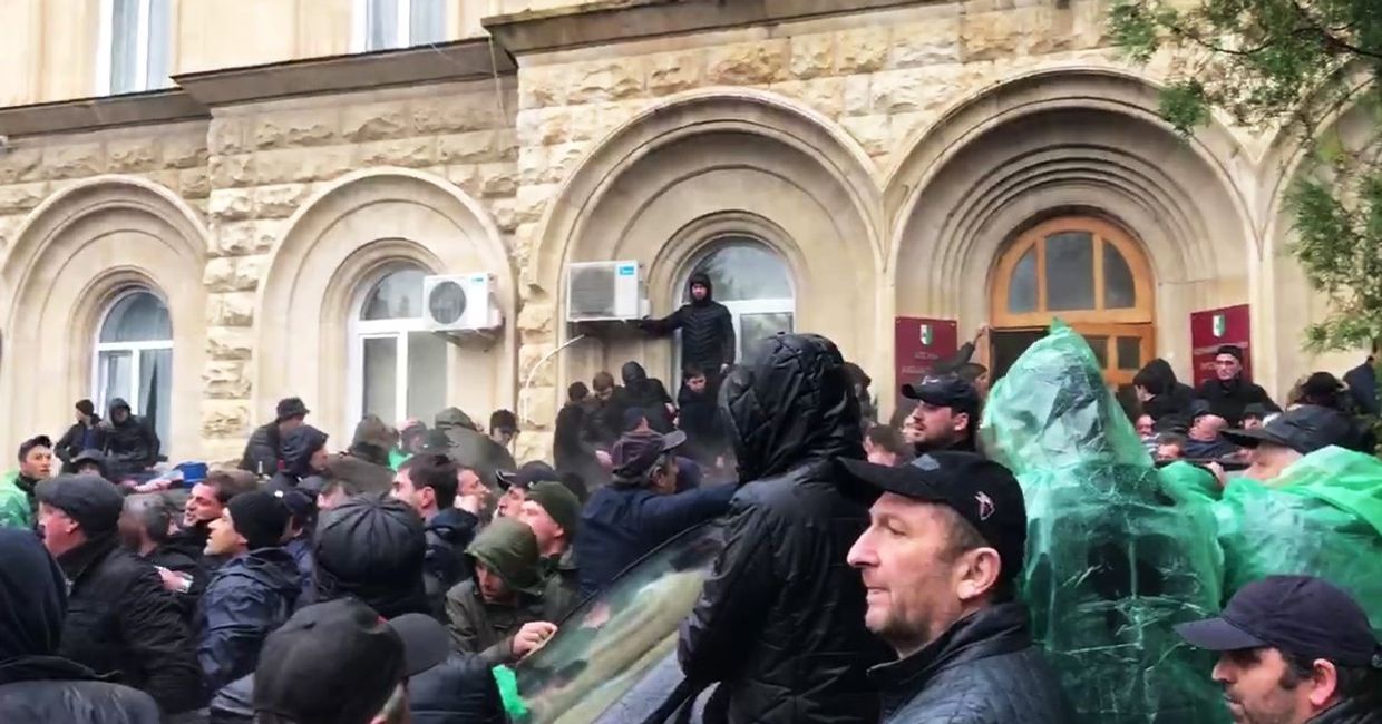Протестующие штурмуют администрацию президента Абхазии