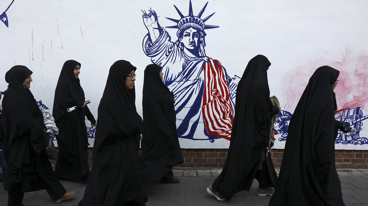 Граффити перед бывшим посольством США в Тегеране