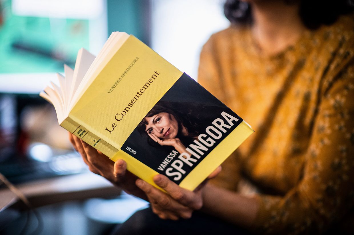 Книга Le Consentement (согласие) французской писательницы Ванессы Шпрингоры