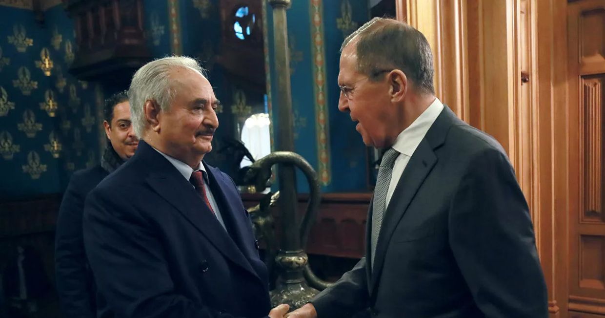 Глава Ливийской национальной армии маршал Халифа Хафтар и министр иностранных дел РФ Сергей Лавров