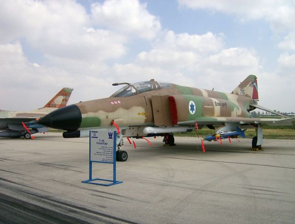 Израильский истребитель McDonnell Douglas F-4E Phantom II в Тель-Нофе, Израиль Израильский истребитель McDonnell Douglas F-4E Phantom II в Тель-Нофе, Израиль