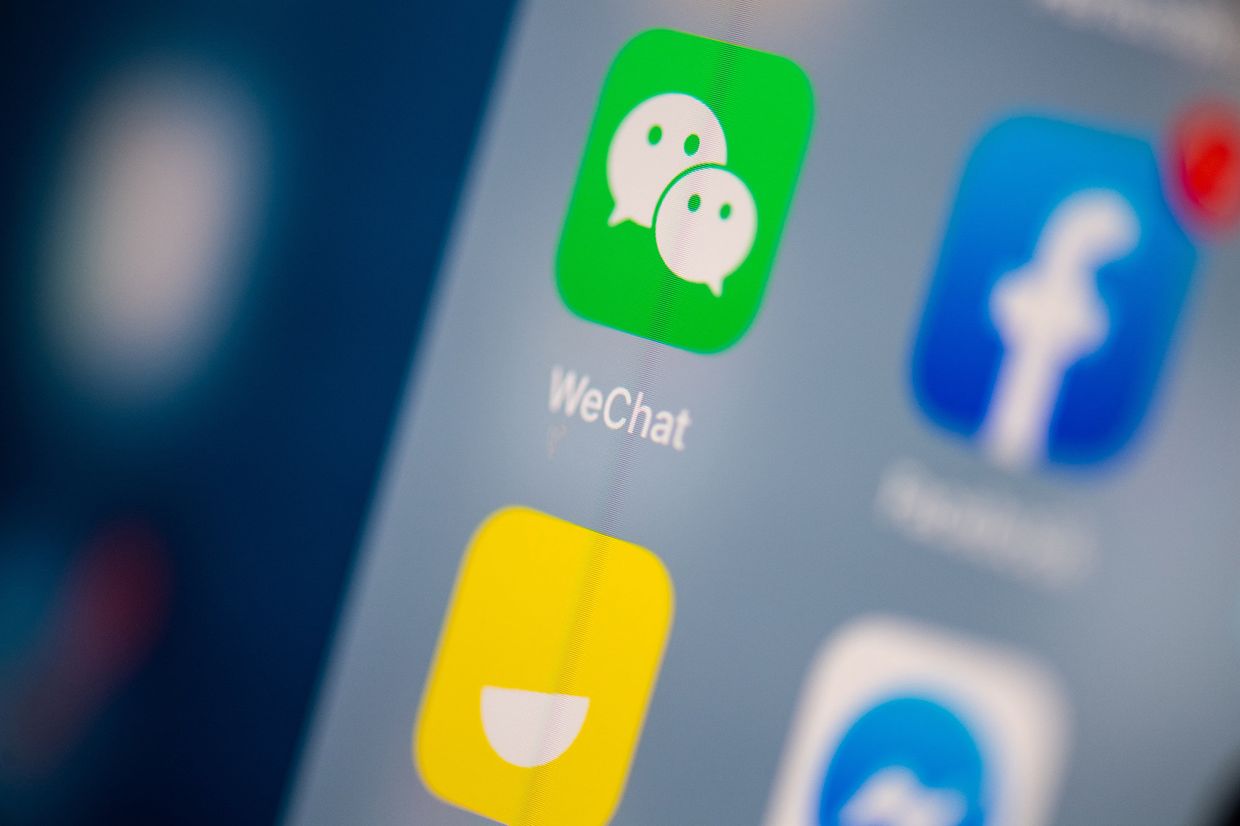 Приложение WeChat на экране смартфона