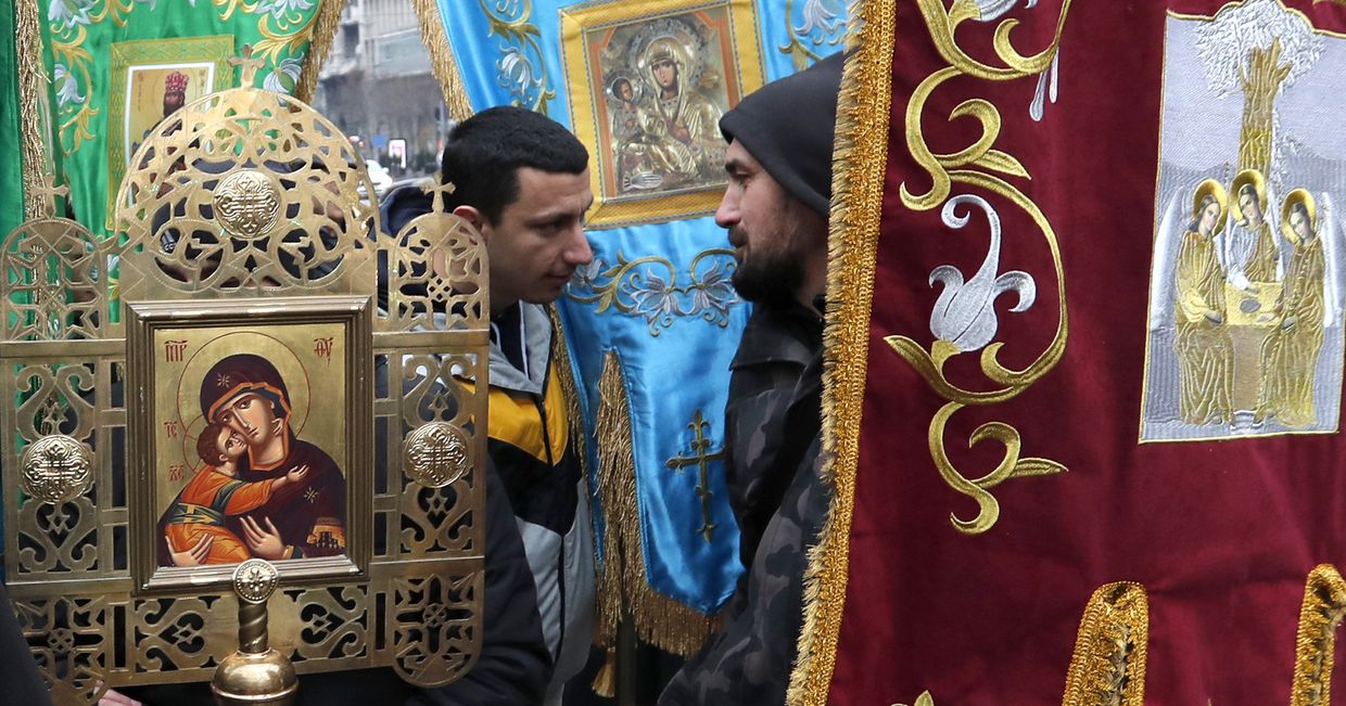 Участники митинга в центре Белграда, Сербия Участники митинга в центре Белграда, Сербия