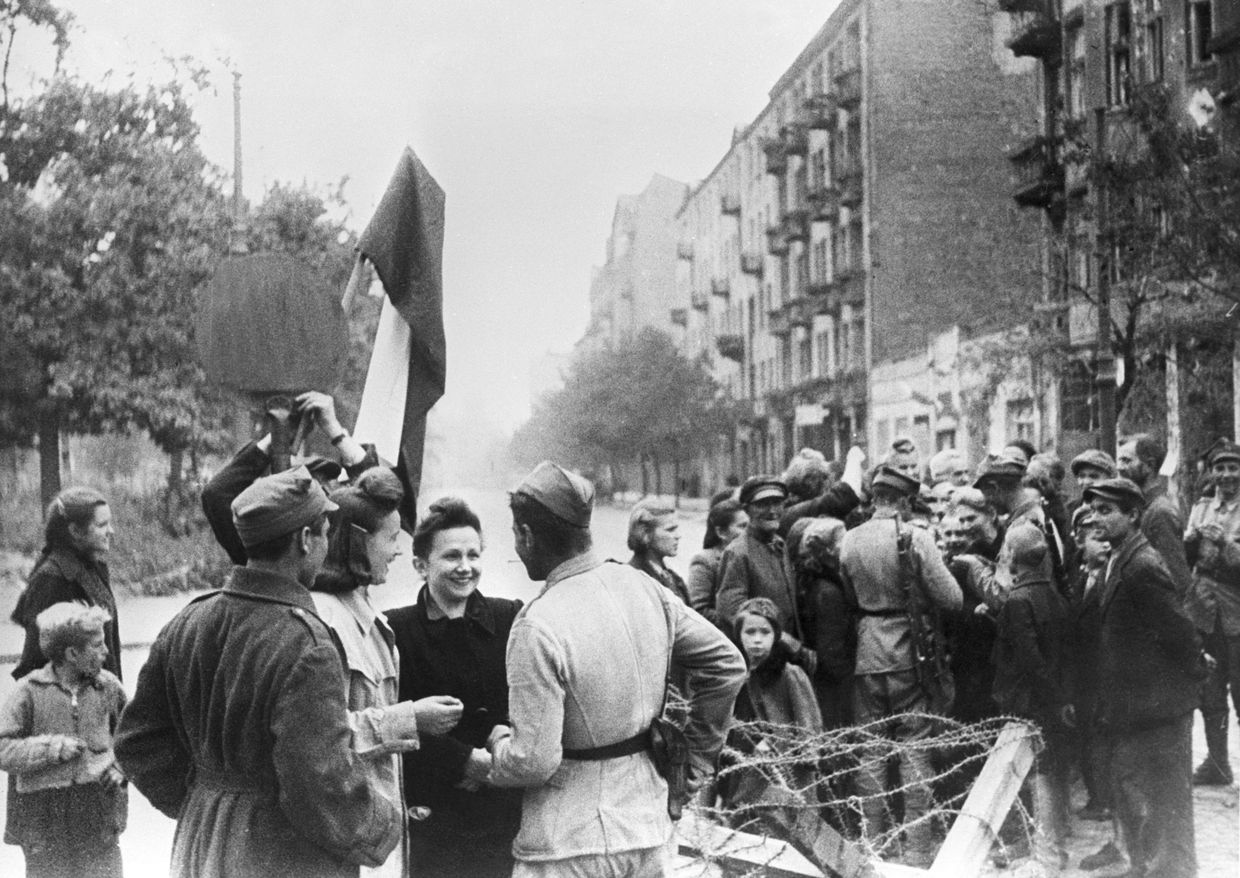 Мирные жители Варшавы и бойцы Красной Армии. Освобождение Польши. 1945 г.