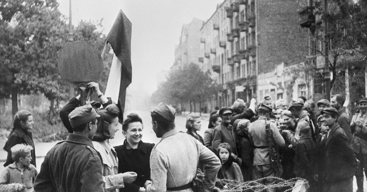 Мирные жители Варшавы и бойцы Красной Армии. Освобождение Польши. 1945 г.