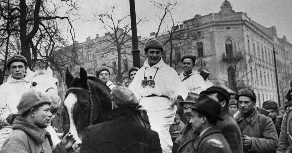 Жители освобожденного Кракова приветствуют советских солдат. Висло-Одерская операция, 12 января—3 февраля 1945 г.