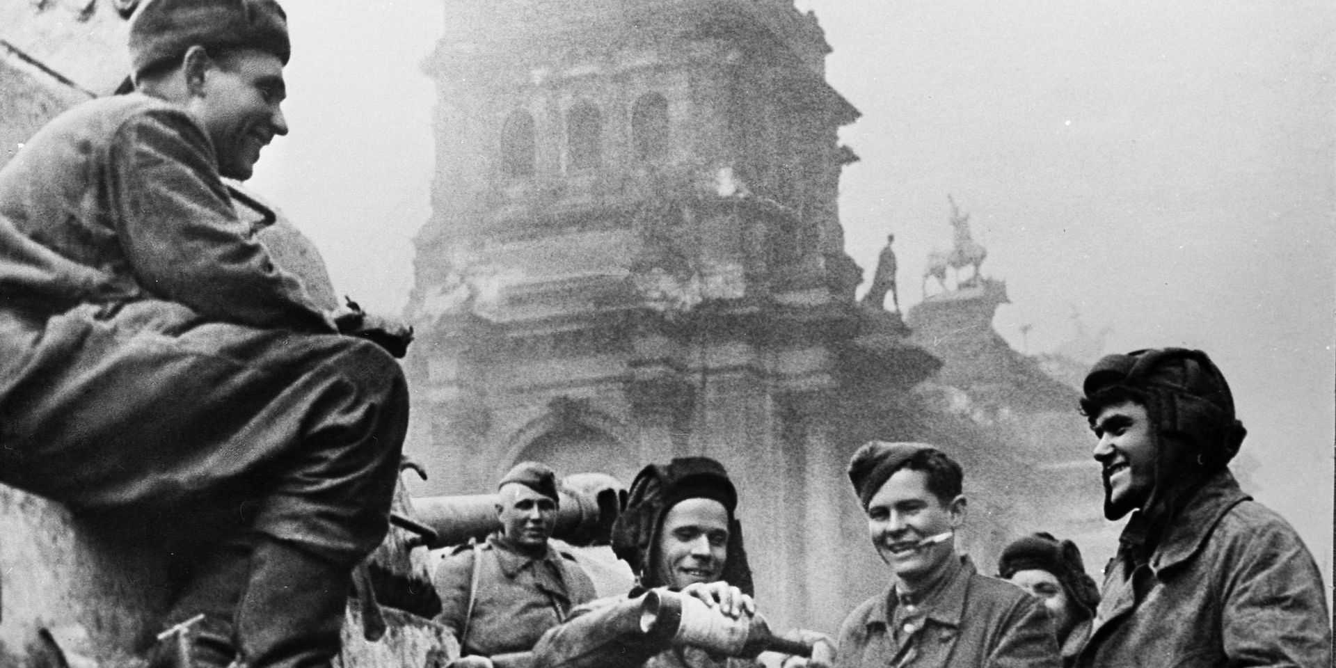Экипаж танка Т-34 Боевая подруга у Рейхстага Экипаж танка Т-34 Боевая подруга у Рейхстага - ИноСМИ, 1920, 27.01.2021