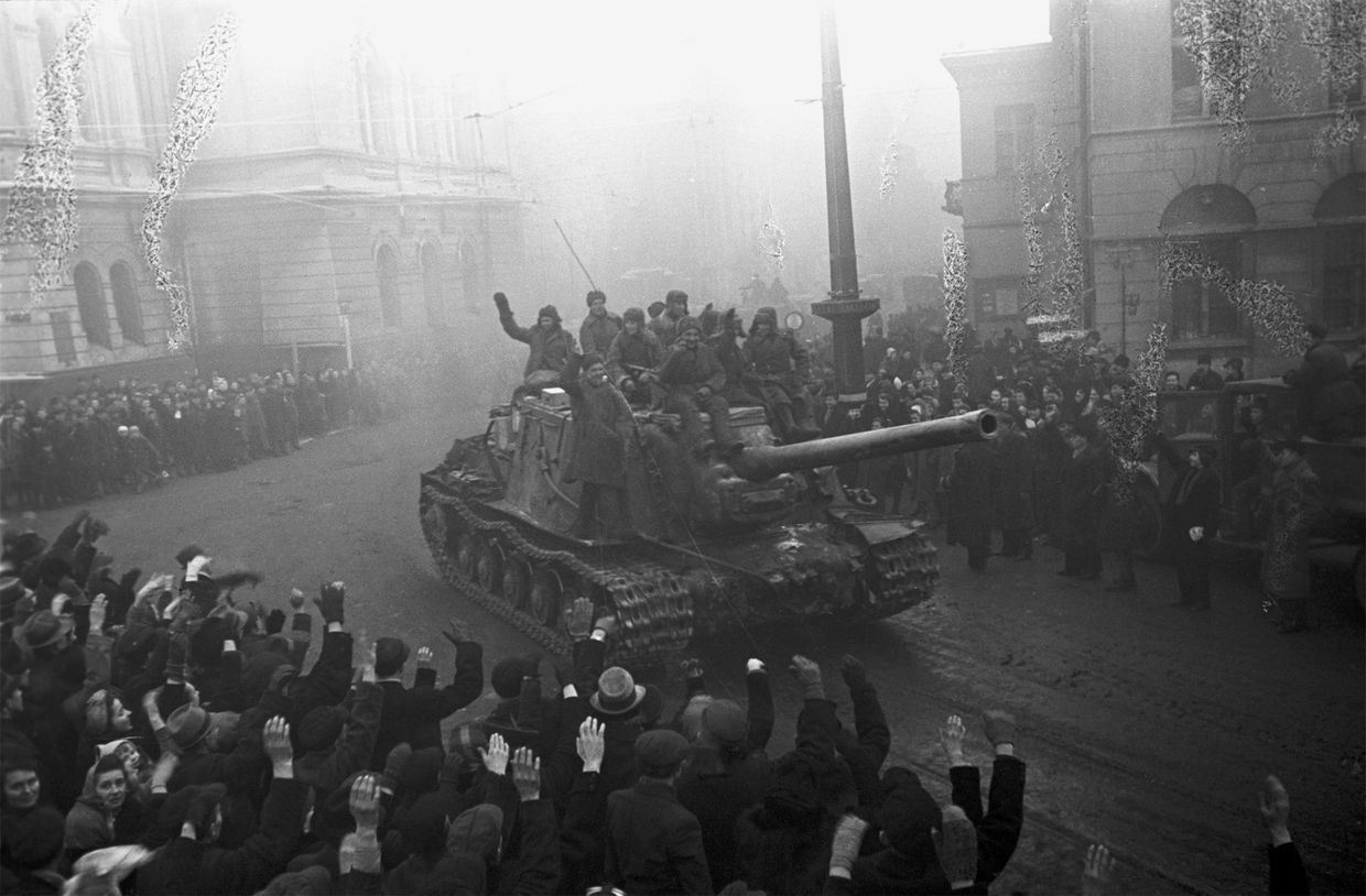 Освобождение 19 января 1945 г. войсками 1-го Белорусского фронта польского города Лодзь (Варшавско-Познанская операция). Встреча советских воинов жителями Лодзи