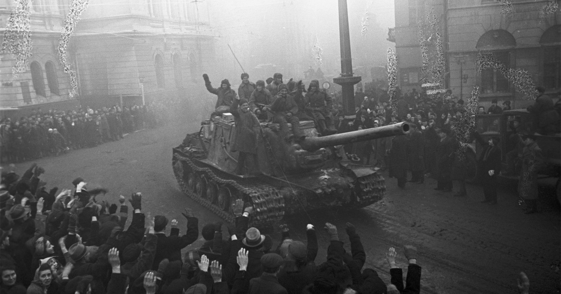 Освобождение 19 января 1945 г. войсками 1-го Белорусского фронта польского города Лодзь (Варшавско-Познанская операция). Встреча советских воинов жителями Лодзи - ИноСМИ, 1920, 07.09.2020
