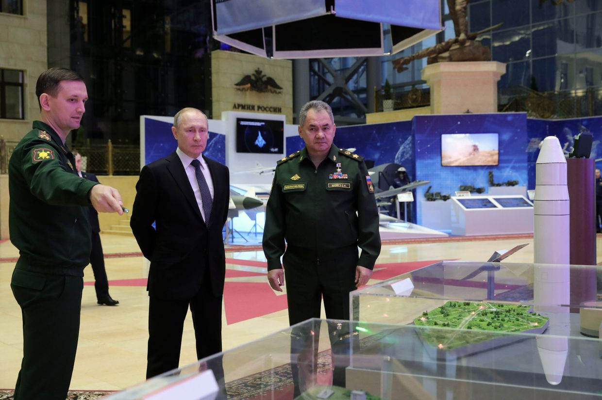 Верховный главнокомандующий, президент РФ Владимир Путин и министр обороны РФ, генерал армии Сергей Шойгу (справа) во время осмотра выставки современных вооружений и техники