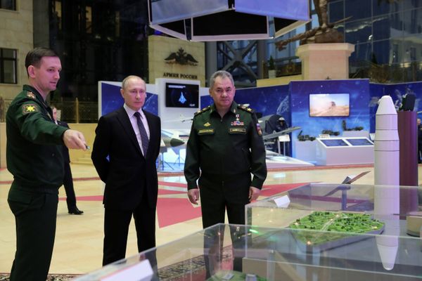 Верховный главнокомандующий, президент РФ Владимир Путин и министр обороны РФ, генерал армии Сергей Шойгу (справа) во время осмотра выставки современных вооружений и техники