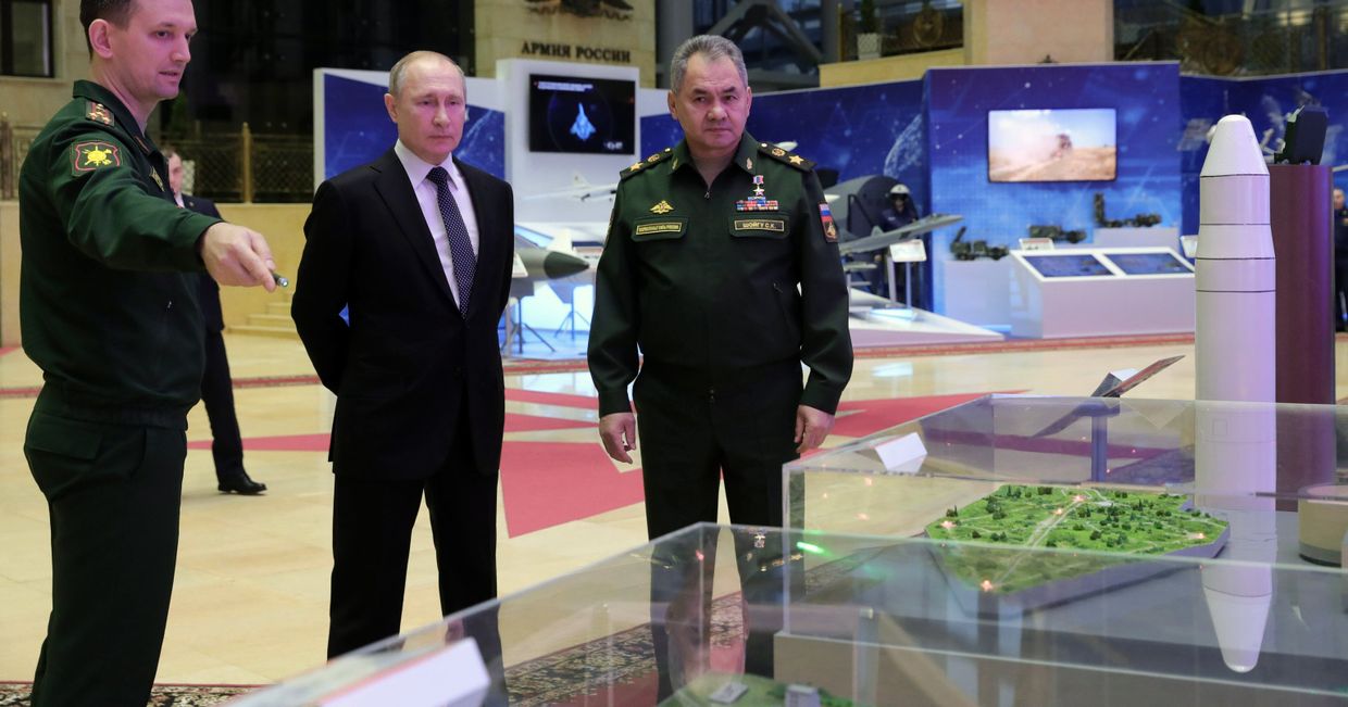 Верховный главнокомандующий, президент РФ Владимир Путин и министр обороны РФ, генерал армии Сергей Шойгу (справа) во время осмотра выставки современных вооружений и техники