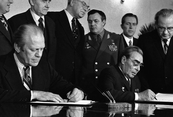 Президент США Джеральд Рудольф Форд и Генеральный секретарь ЦК КПСС Леонид Ильич Брежнев во время подписания коммюнике о сокращении стратегических наступательных вооружений