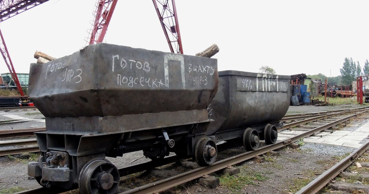 Вагонетки на территории шахты Прогресс в городе Торез Донецкой области.