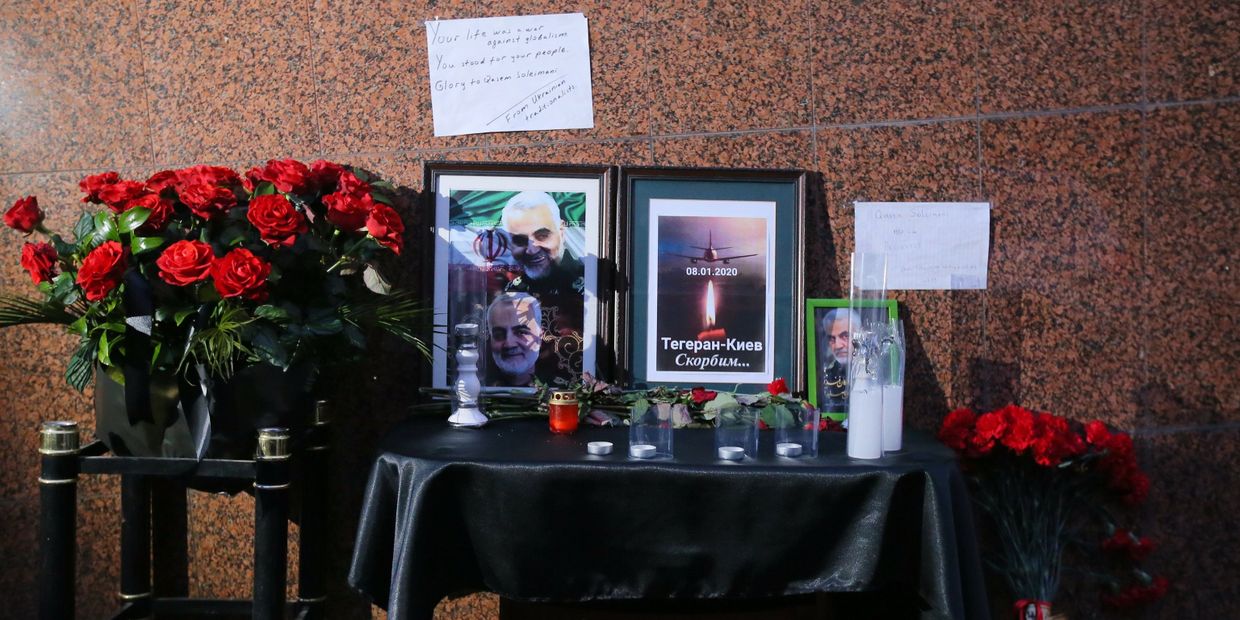 Цветы у посольства Исламской Республики Иран в Киеве в память о генерале Касеме Сулеймани