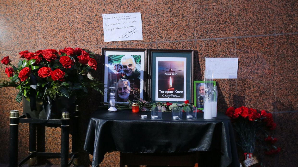 Цветы у посольства Исламской Республики Иран в Киеве в память о генерале Касеме Сулеймани