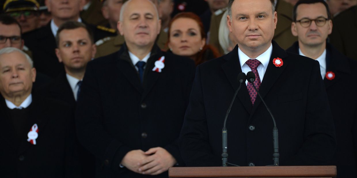 Президент Польши Анджей Дуда (справа на первом плане) и премьер-министр Польши Матеуш Моравецкий (справа на втором плане) во время марша марша в Варшаве в честь 100-летия независимости Польши.