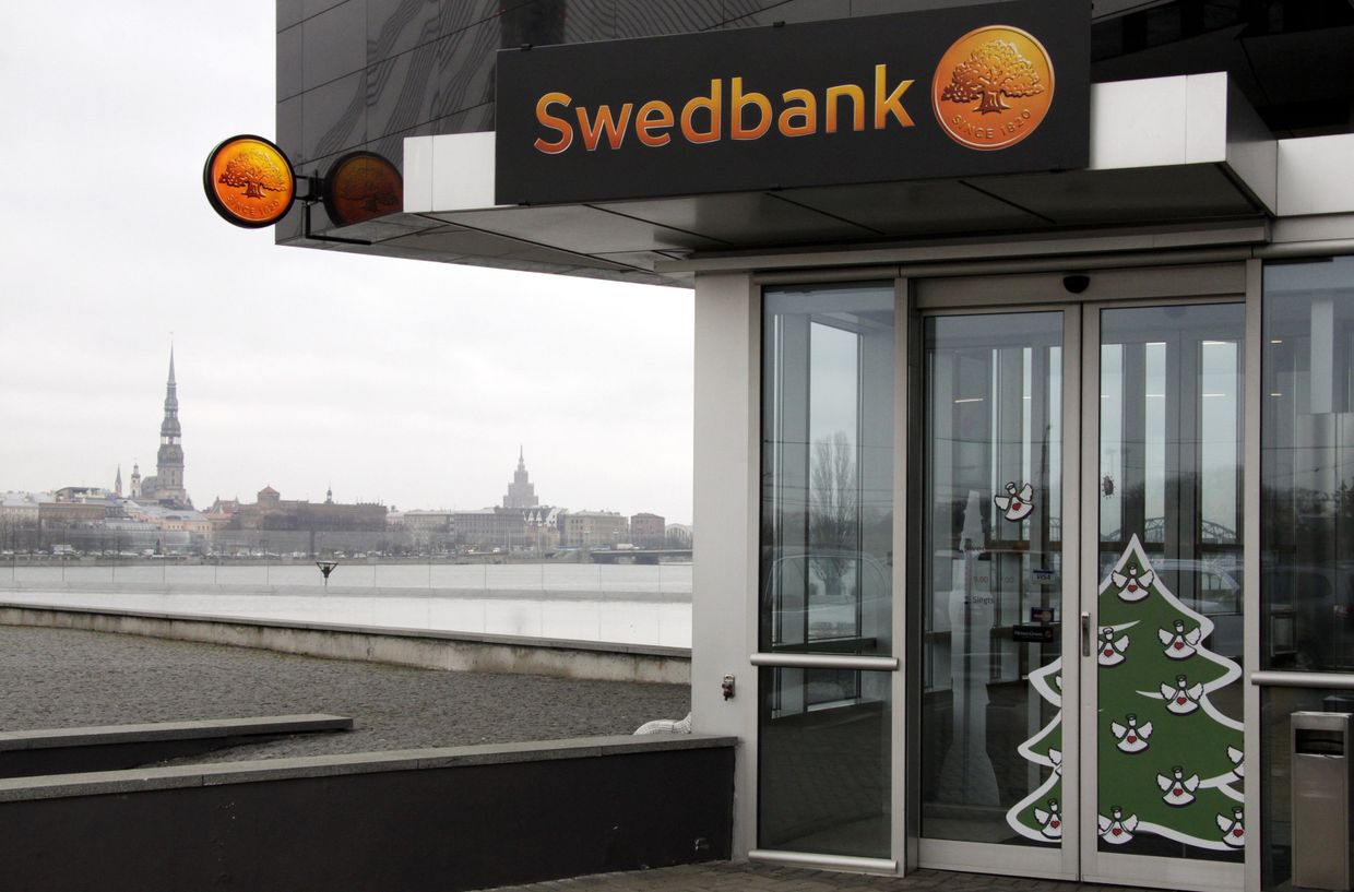 Вкладчики Swedbank активно снимают деньги в банкоматах