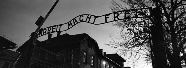 Главный вход в бывший нацистский лагерь смерти Освенцим в Польше