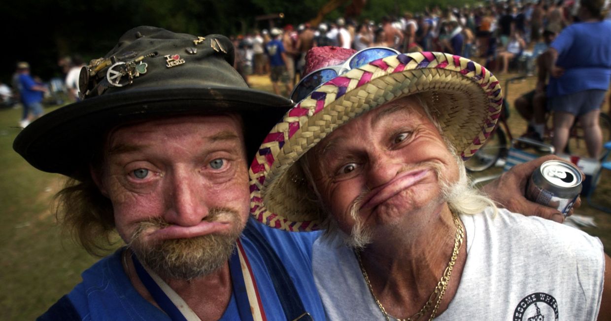 Зрители Redneck Games в штате Джорджия, США