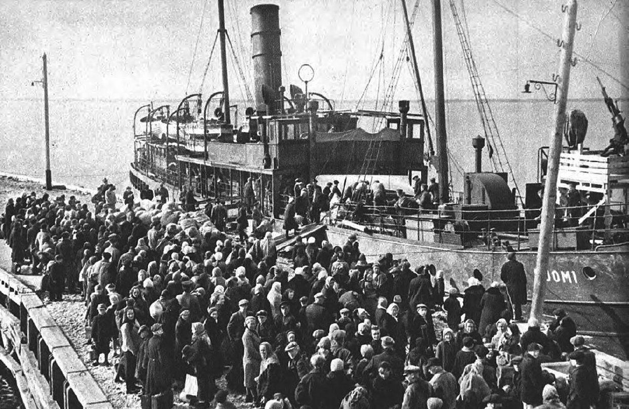 Посадка ингерманландцев на теплоход «Суоми». 1943 г.
