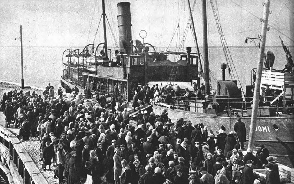Посадка ингерманландцев на теплоход «Суоми». 1943 г.