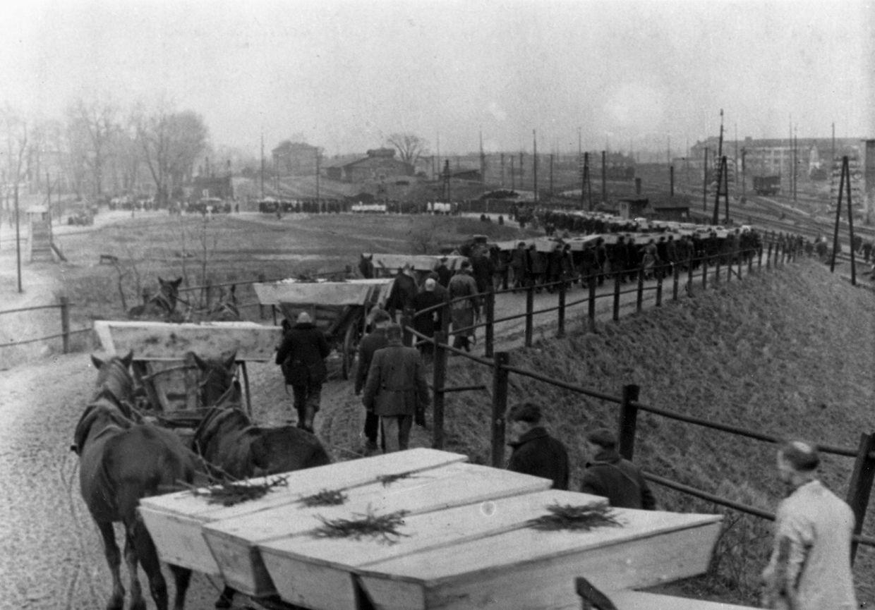 Великая Отечественная война 1941-1945 гг. Похороны погибших узников освобожденного Красной Армией концентрационного лагеря Освенцим