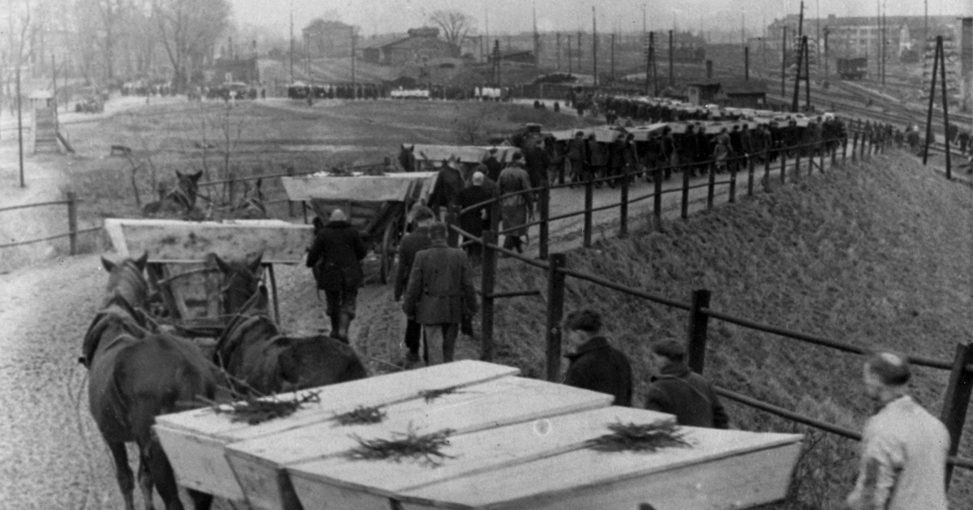 Великая Отечественная война 1941-1945 гг. Похороны погибших узников освобожденного Красной Армией концентрационного лагеря Освенцим Великая Отечественная война 1941-1945 гг. Похороны погибших узников освобожденного Красной Армией концентрационного лагеря Освенцим - ИноСМИ, 1920, 25.02.2021