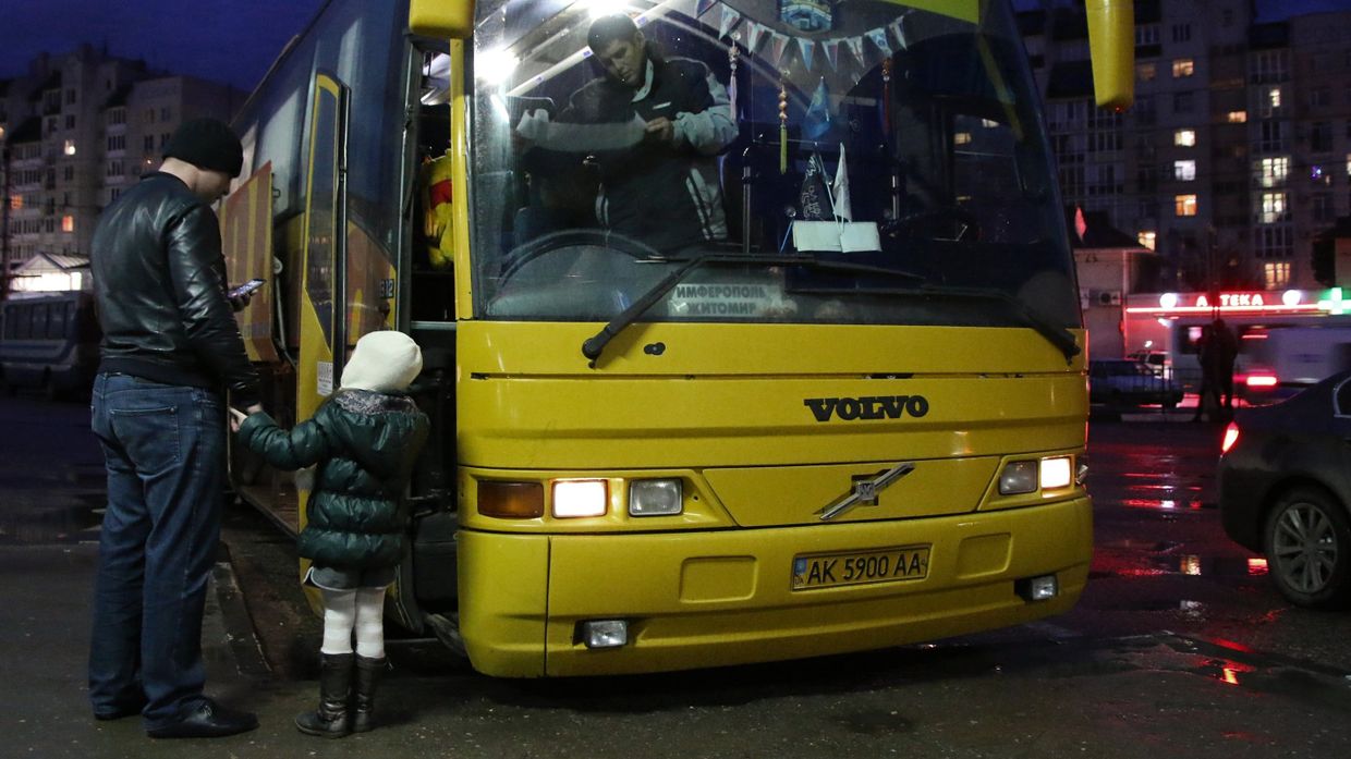 Пассажиры у автобуса