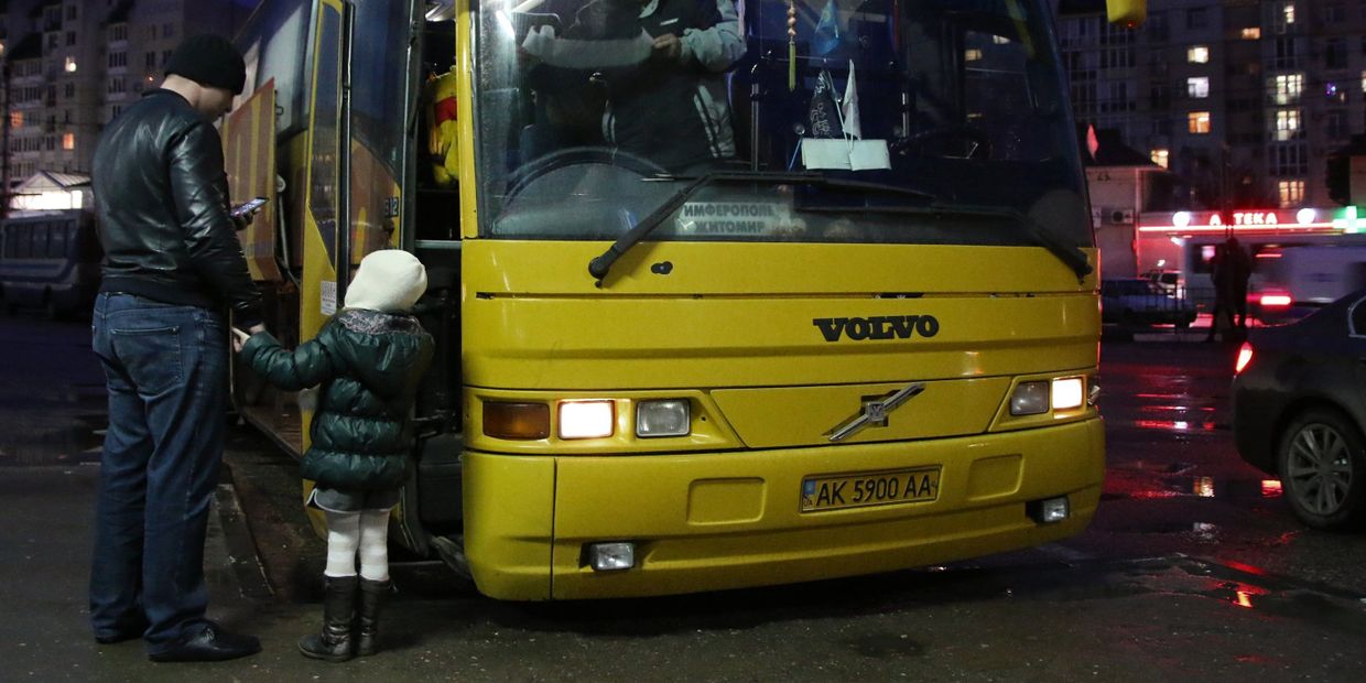 Пассажиры у автобуса