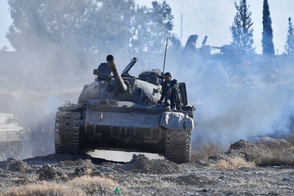 Солдат на танке Т-55 в районе лагеря беженцев Ярмук на юге Дамаска