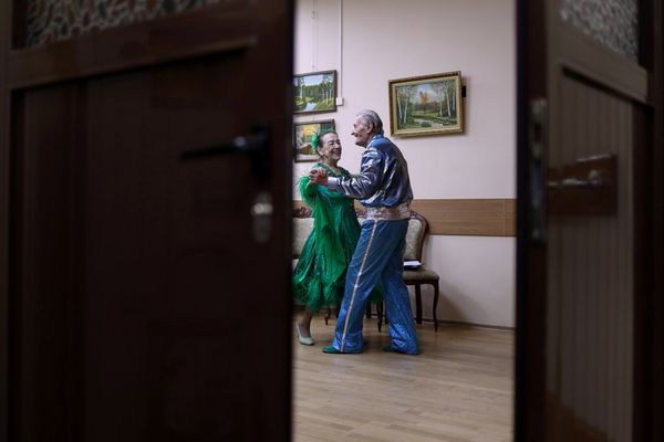 Майя Качина и Лев Китаев выступают в социальном центре в Москве