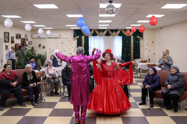 Майя Качина и Лев Китаев выступают в социальном центре в Москве