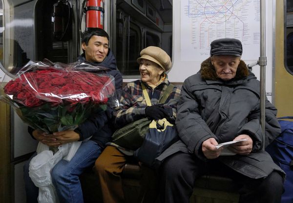 Майя Качина и Лев Китаев едут на метро в Москве