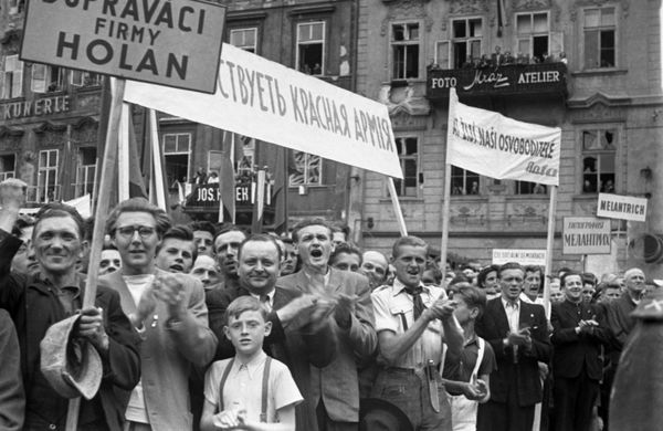 Жители освобожденной от гитлеровцев Праги на митинге дружбы в честь советских воинов-освободителей и победы в войне с фашистской Германией.