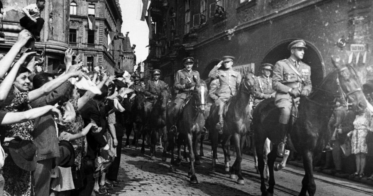 Население Праги встречает воинов Чехословацкого корпуса.. Май 1945 года.