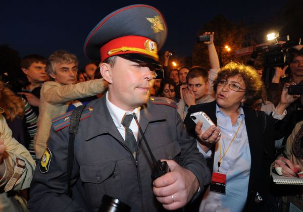 Журналист Евгения Альбац задает вопросы сотруднику полиции Журналист Евгения Альбац задает вопросы сотруднику полиции